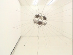 Tomás Saraceno: Ausstellungsansicht im AtelierFrankfurt (Foto: kk)